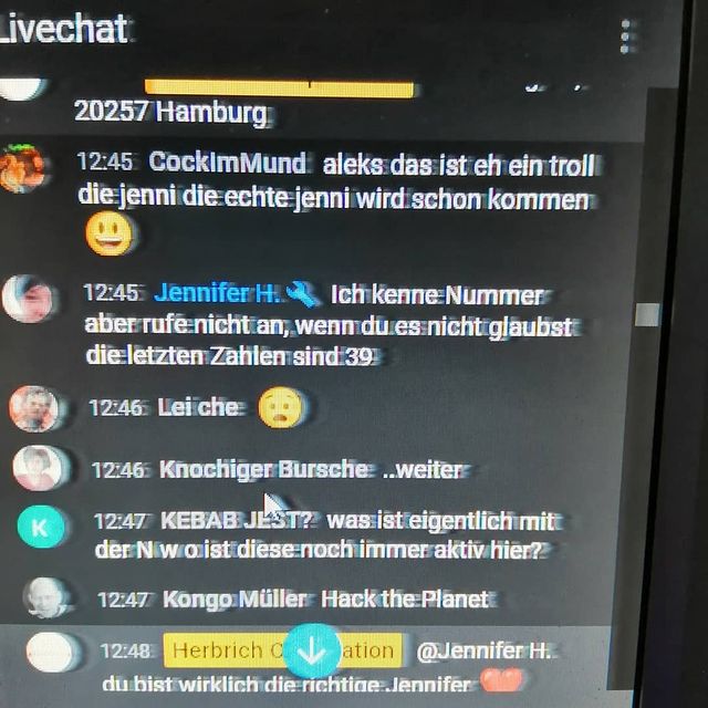 Jennifer Herbrich verifiziert sich im LiveChat auf YouTube.